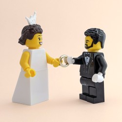 Bride with Tiara, & Groom with Beard Minifigure Set with Red Bouquet